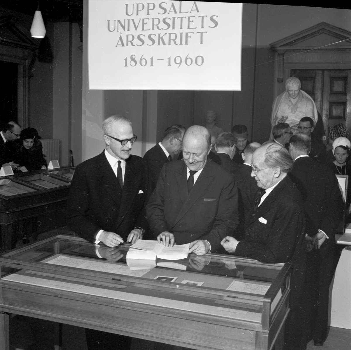 Rektor Torgny Segerstedt med Uppsala universitets årsskrift, 1965