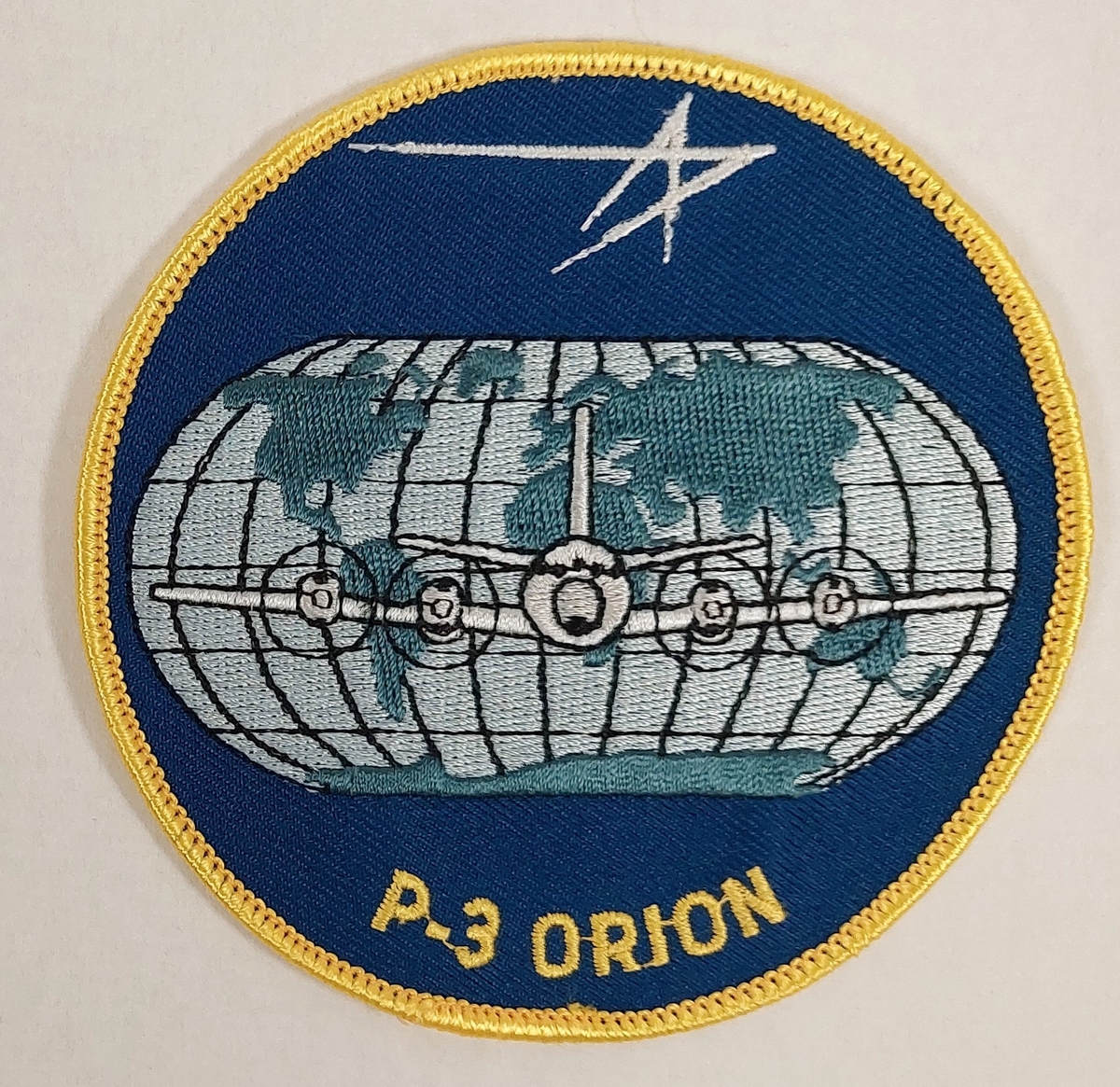 P-3 Orion fly i sentrum, med verdenskart i bakgrunn.