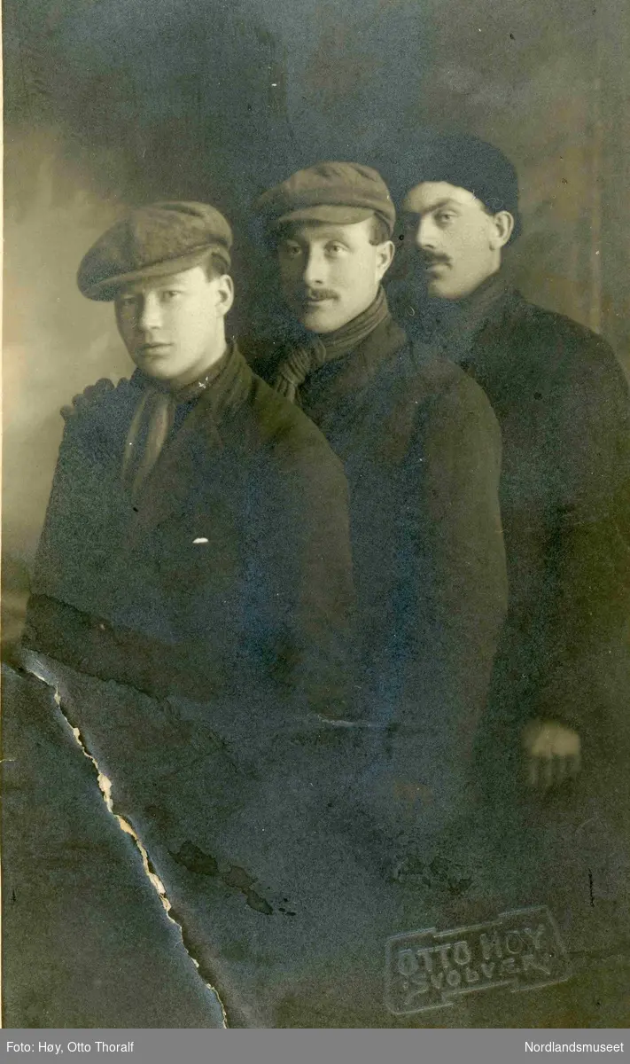 Portrett av tre unge menn fra Engeløya i Steigen. Fra venstre: Harald Meyer Kristiansen Korsaksel (f. 1899), Arne Schrøder (f. 1893) og Andreas Meyer Kjelstrup (f. 1887).