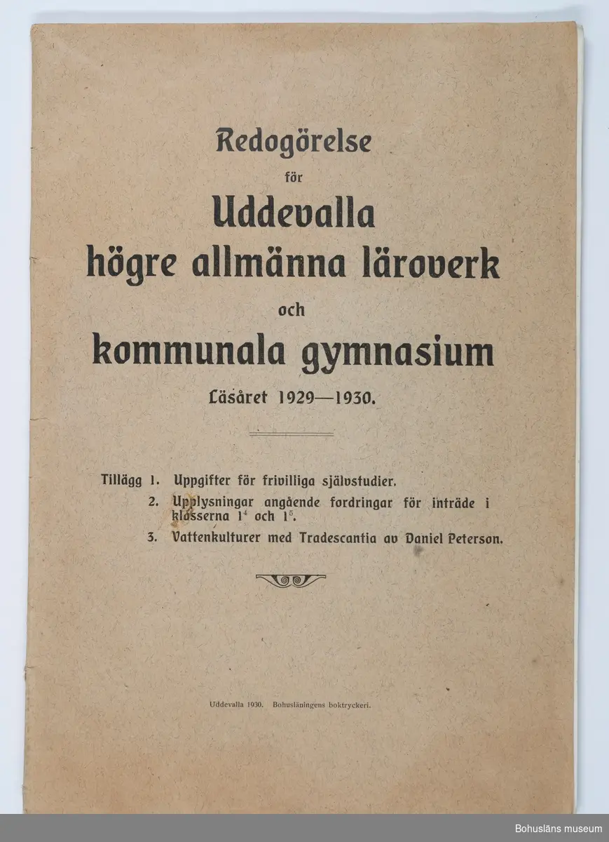 Katalog för Uddevalla Högre Allmänna läroverk läsåret 1929 - 1930.
Katalogen har tillhört givarens farbror Herbert Wockatz (1913 - 1932).