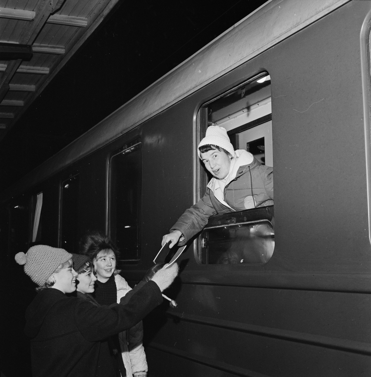 Inga Löwdin skriver autografer från tågfönstret på väg till vinter OS, Uppsala 1964