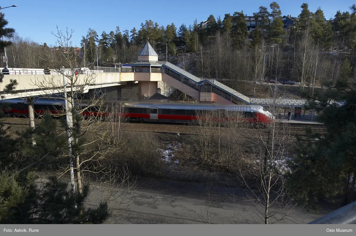 Holmlia stasjon, bro, trapp, perrong, sporområde, tog, vei, skog
