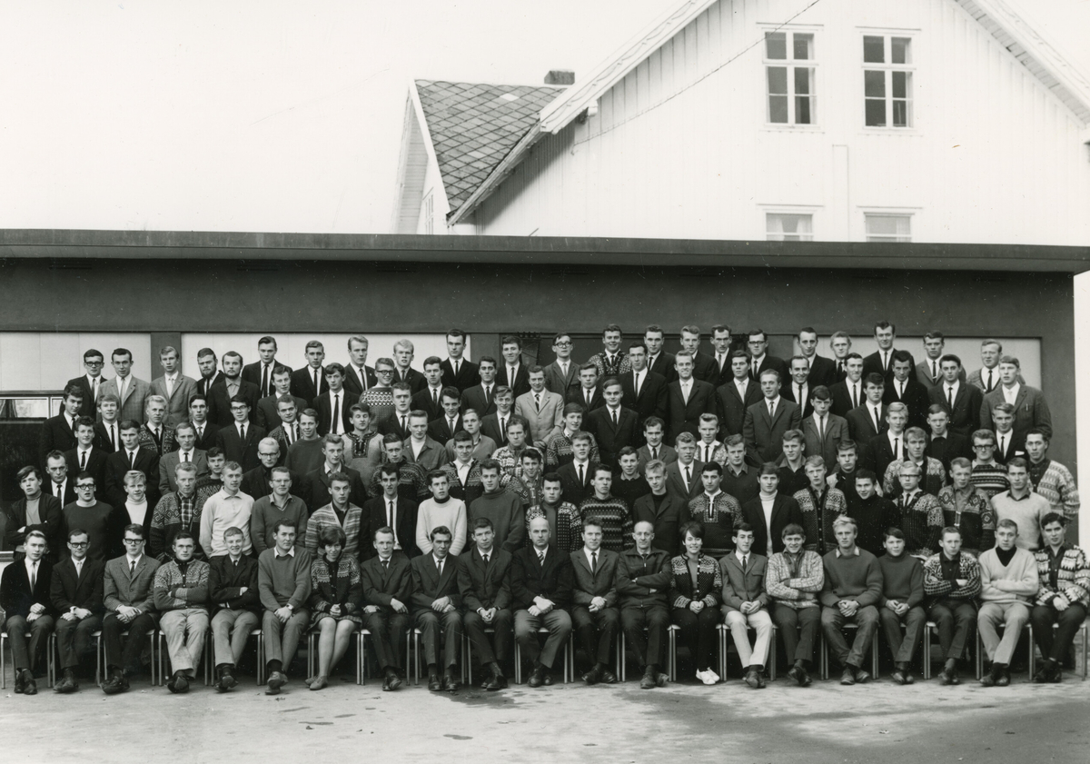 Skulebilde frå kurset på Mære landbruksskole 1967-68.  Hans Vreim er på bildet.