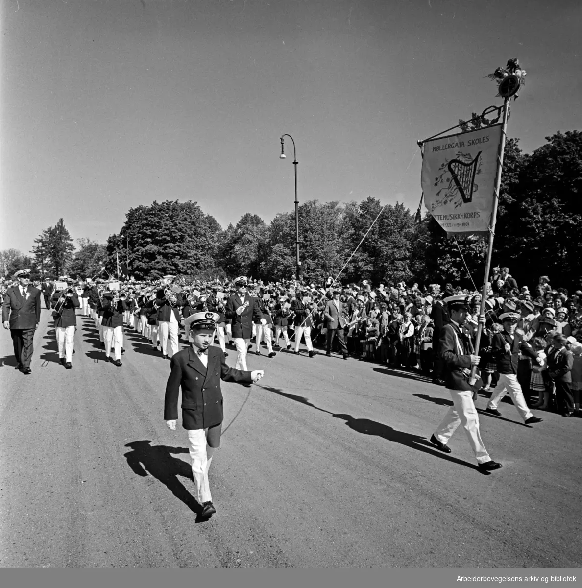 Møllergata Skoles Guttemusikkorps. Barnetoget. 17. mai 1961.