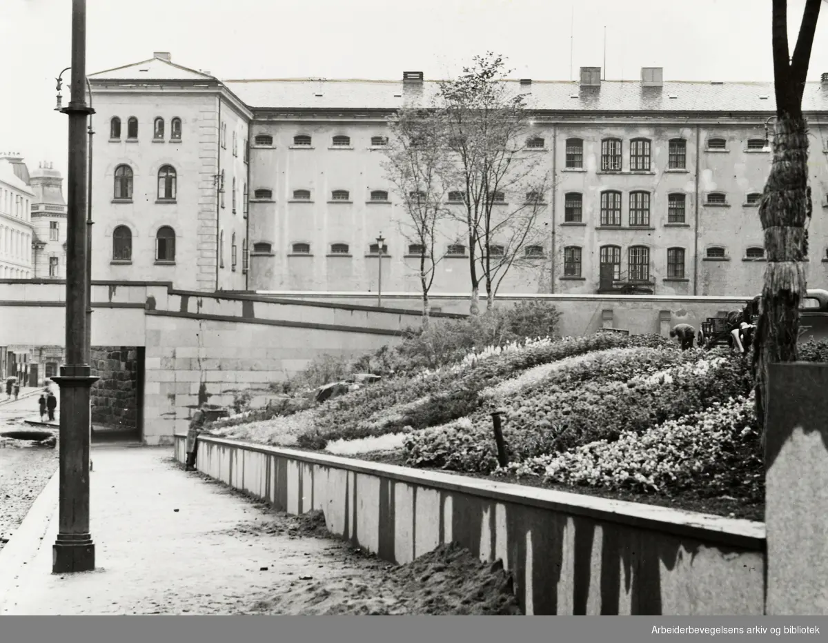 Fengselsbygningen i Møllergata 19 (eg. Oslo kretsfengsel avd. A) sett fra Arne Garborgs plass/Hospitalgata. Udatert. 1940-tallet.
