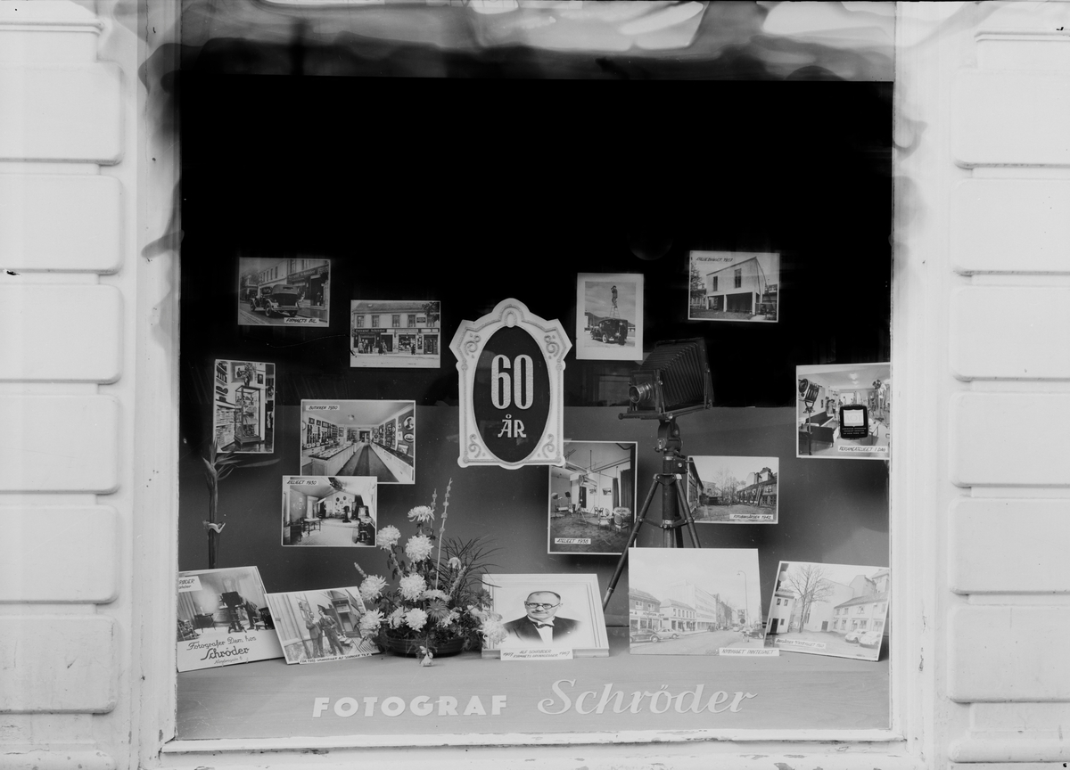 Utstillingsvindu hos Fotograf Schrøder i forbindelse med firmaets 60 års jubileum