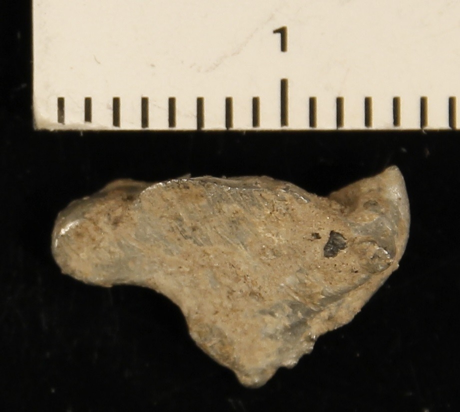 Fragment av bly-/tinn-legering, trolig produksjonsavfall. 
