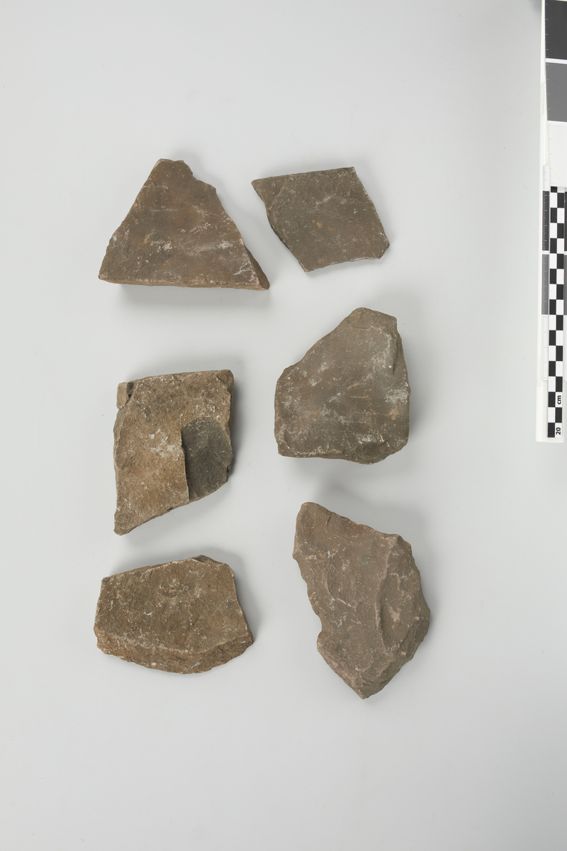 Seks fragmenter til slipesteiner av sandstein længde 7,5 - c.14 cm.