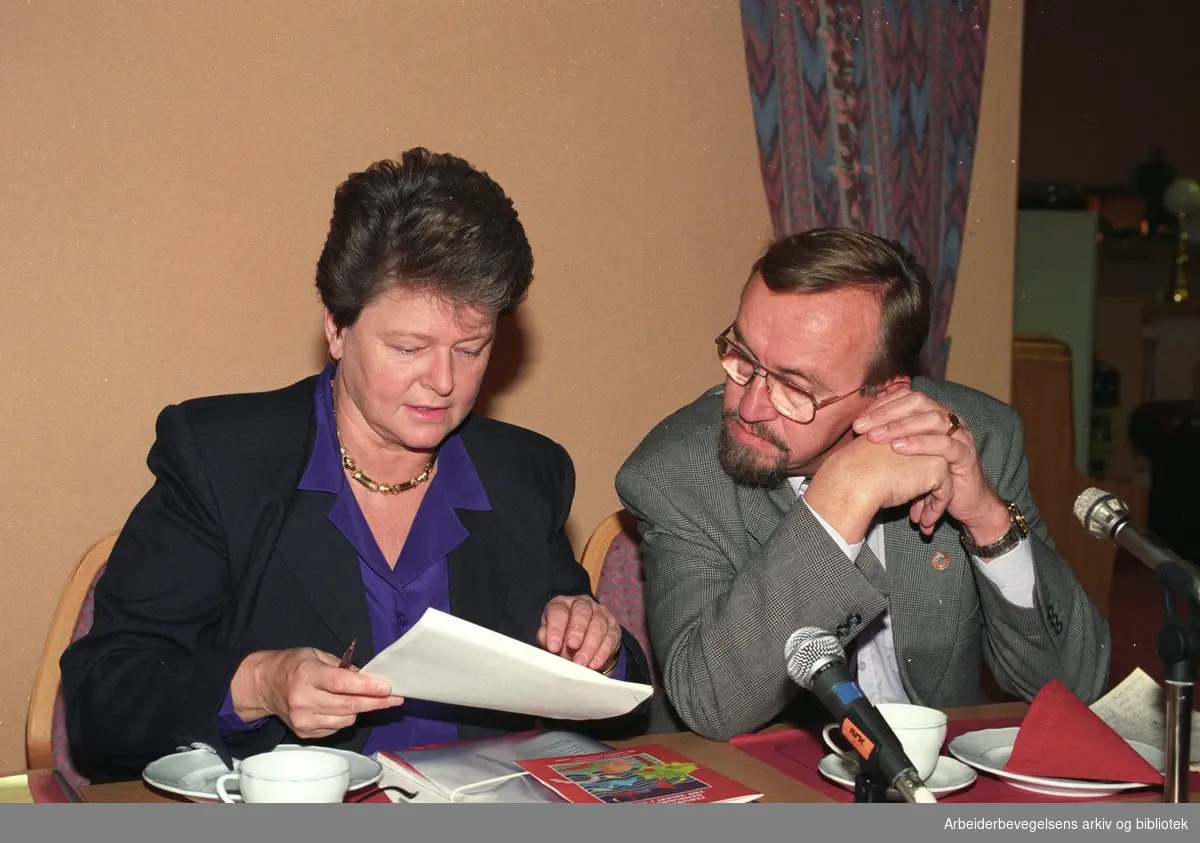 Statsminister Gro Harlem Brundtland og leder i LO Yngve Hågensen legger fram faglig-politisk handlingsplan. 29. oktober 1992