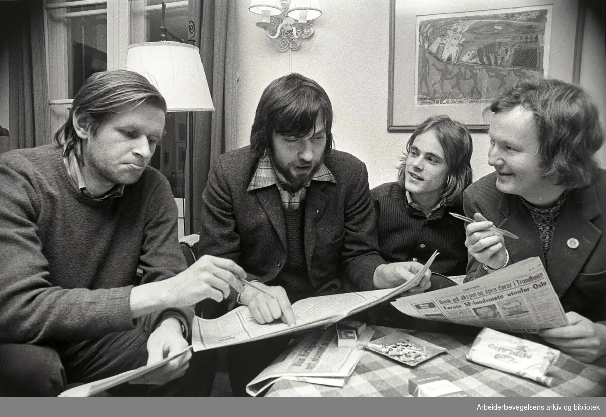 Redaksjonen i avisa Orientering (SF) forbereder jubileumsavis. Fra venstre: John E. Andersson, Erling Borgen, John Olav Egeland og ukjent. Februar 1973