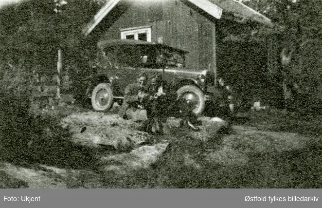 Myra (Øyenkilen) 1930- årene. Til venstre: Herman Hansen.
Bilen kan være en Chevrolet fra 1925-26.