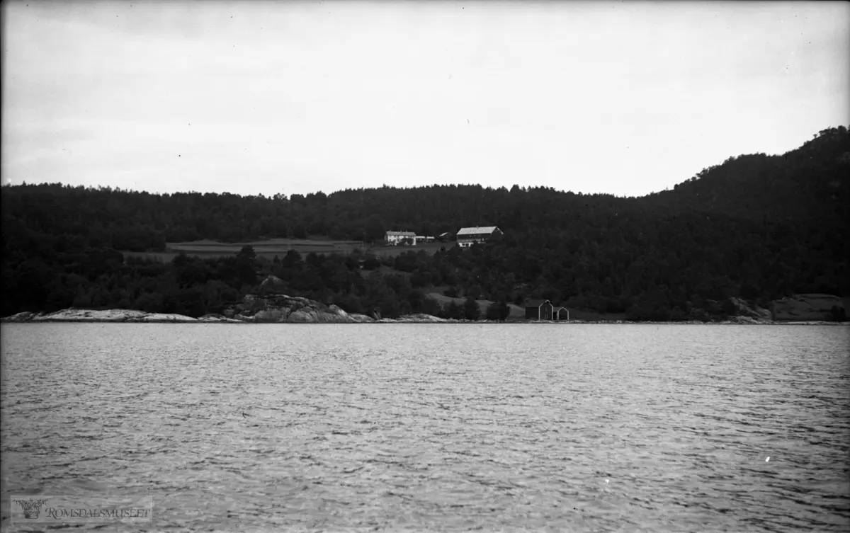 Fra Jonas Lied samlingen., Sølsnes gård 123/7 ses øverst..Sjøhuset, naustet til venstre tilhørte Sølsnes gnr. 123/7.