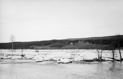 Isgang og flom i Glomma  våren 1934. Fotografiet er antakeli