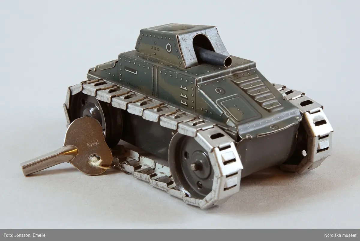 Huvudliggaren:
"Pansarvagn, leksak, plat, mekanisk, lackerad i grågrönt; märkt 'A 588', dras upp med nyckel, fungerar.
Upphittad i samlingen."

Inventering Sesam 1996-1999:
L  9,5   B  5,8   H  5,5 (cm)
Pansarvagn, fjäderdriven  leksak, av litograferad plåt, grönt kamouflagemönster, text: "A / 588", olackerade larvfötter, lös nyckel märkt med gran inom rektangel.
Anna Womack feb 1998