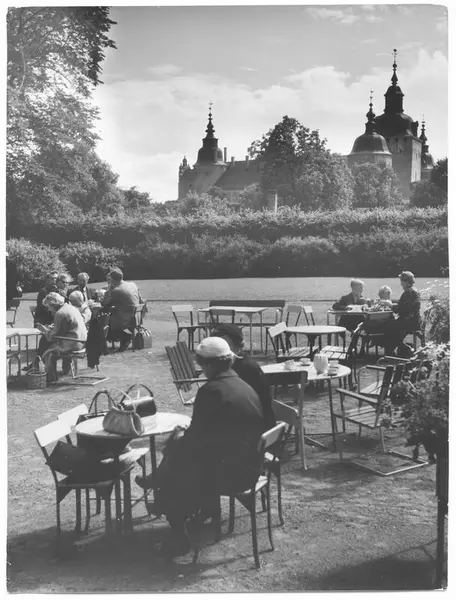 Småland. Utsikt över Kalmar Slott Från Stadsparken. Sällskap På En ...