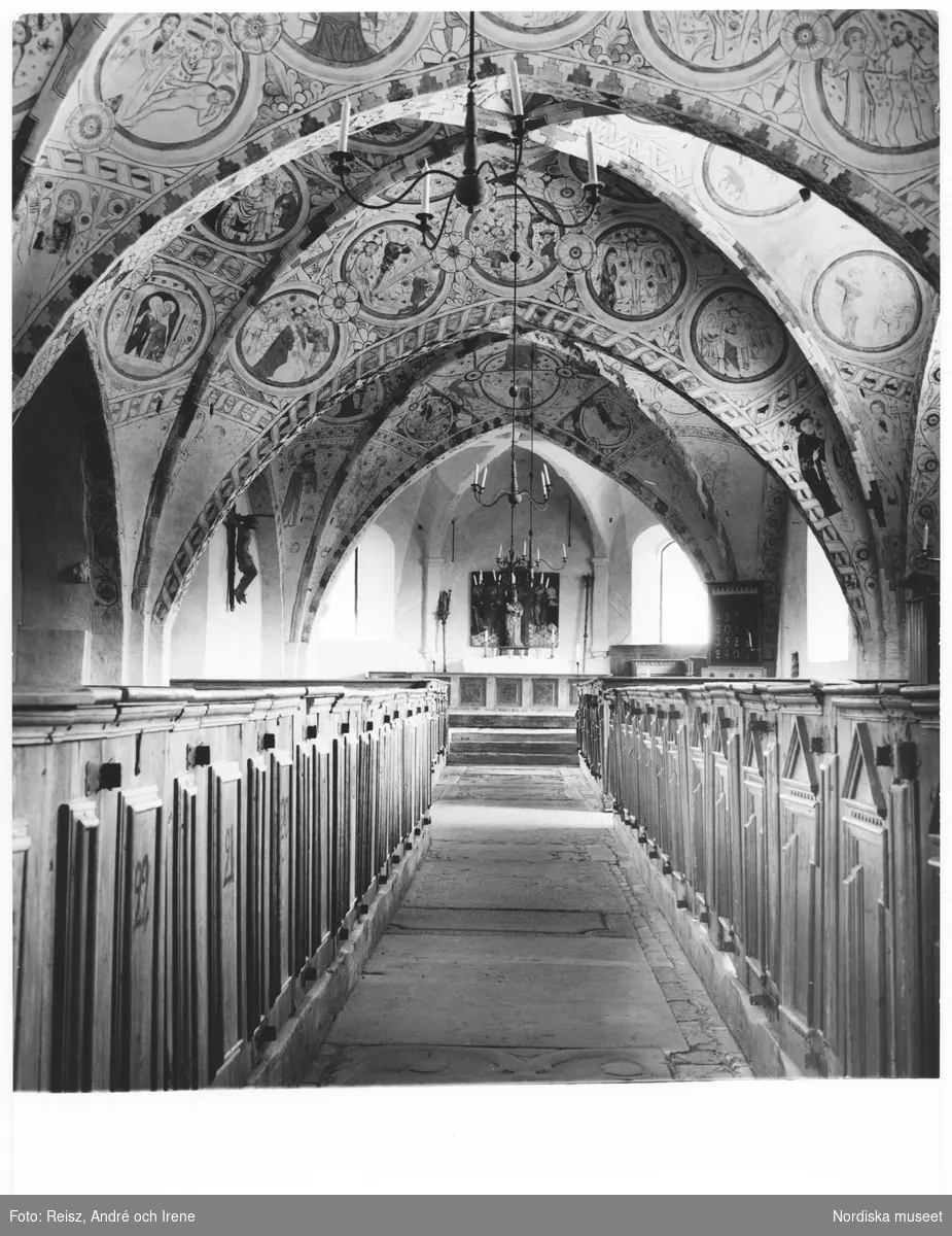 Östergötland. Interiör av Risinge gamla kyrka, även kallad Sankta Maria kyrka från senare hälften av 1100-talet.