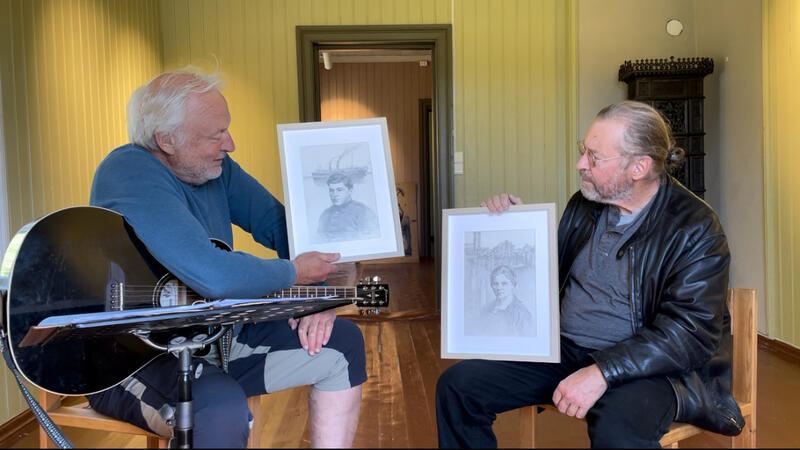 Tor Karseth og Jon Olav Helle sitter og ser på to tegninger til utstillingen "Edvard Munch og Olav Karlsen".