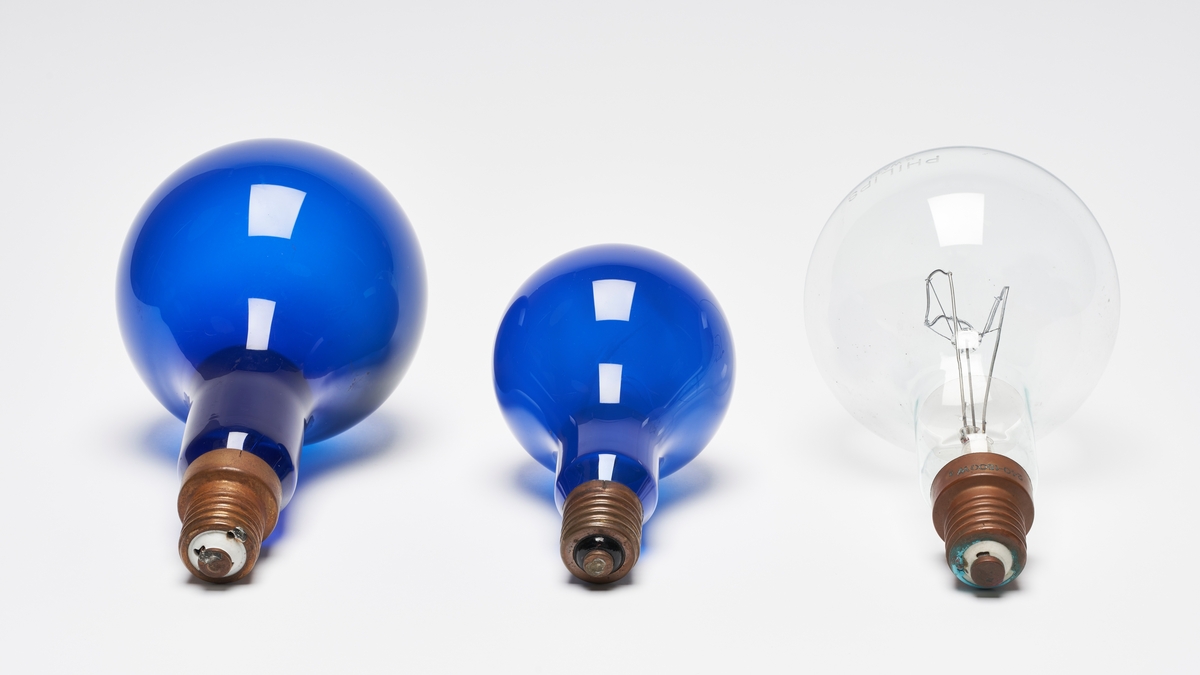 Tre lyspærer fra Philips. To av pærene er blå Argasol-pærer, på henholdsvis 500 watt og 1000 watt. Argasol-pærene har en fargetemperatur på 4800 kelvin. De blå pærene ble brukt som tilleggslys i atelierene til å fjerne avvik i fargetemperatur. Den blanke pæren ser ut til å være en vanlig lyspære. Alle tre pærene passer i reflektorene med registreringsnummer US.02188-1 og US.02188-2.