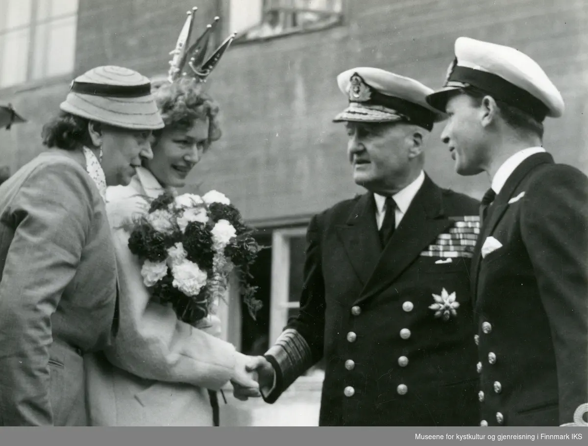 Nordkappfestivalen 1956. Lord Fraser of North Cape hilser på Nordkapp-prinsessen Greta Uttakleiv. T.v. Rachel Eilertsen.