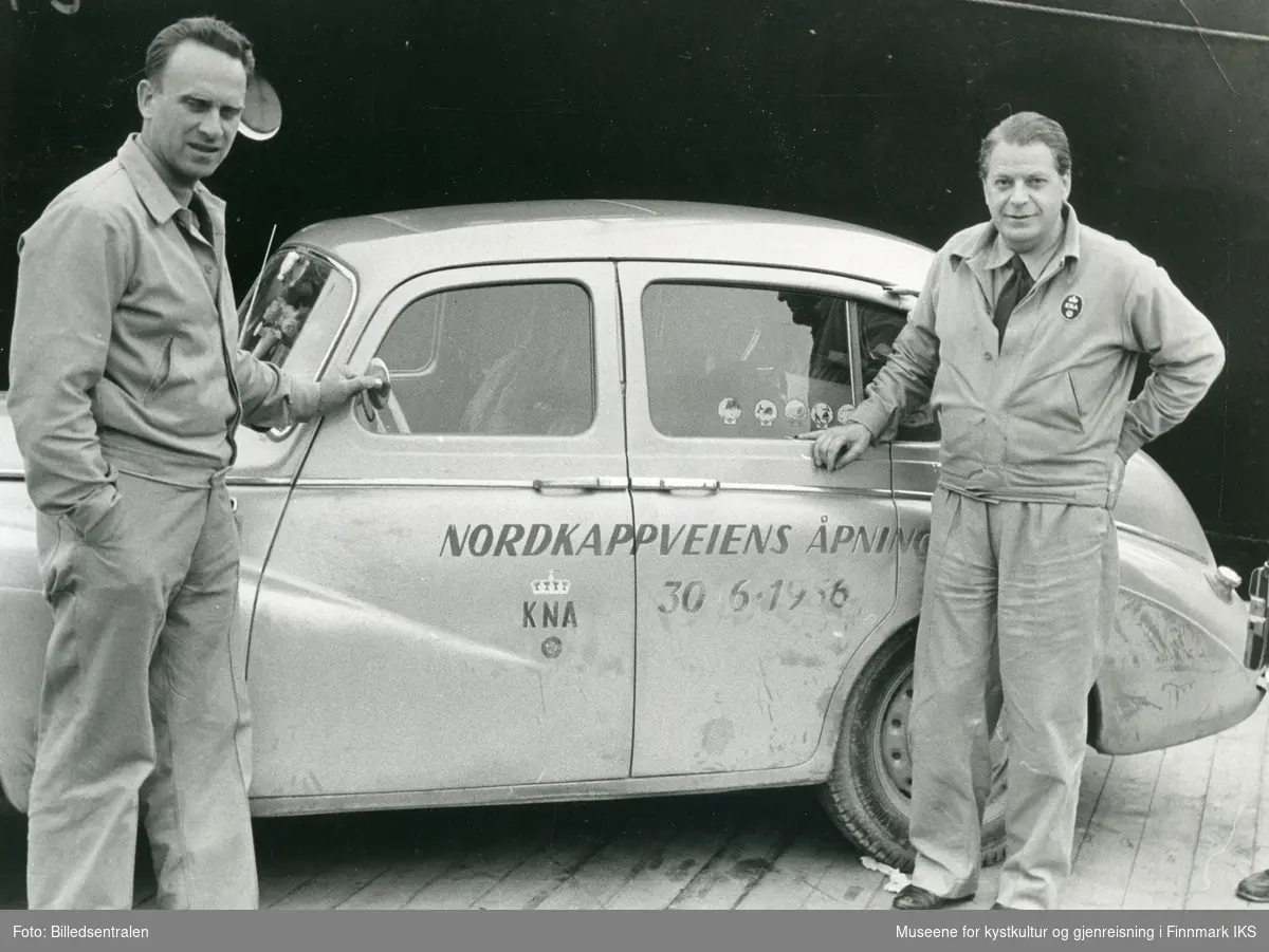 Nordkappfestivalen 1956. En Sunbeam Talbot med sjåførene Gunnar Fadum (t.v.) og Per Malling var den første offisielle bil til Nordkapp etter veiåpningen. 30.06.1956.