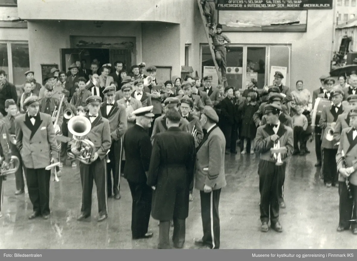 Nordkappfestivalen 1956. HMF utenfor Havnebygget. I midten står Lord Fraser of North Cape (t.v.), Thormod Olsen (med ryggen snudd til) og dirigent Aksel S. Mauno (t.h.). 29.06.1956