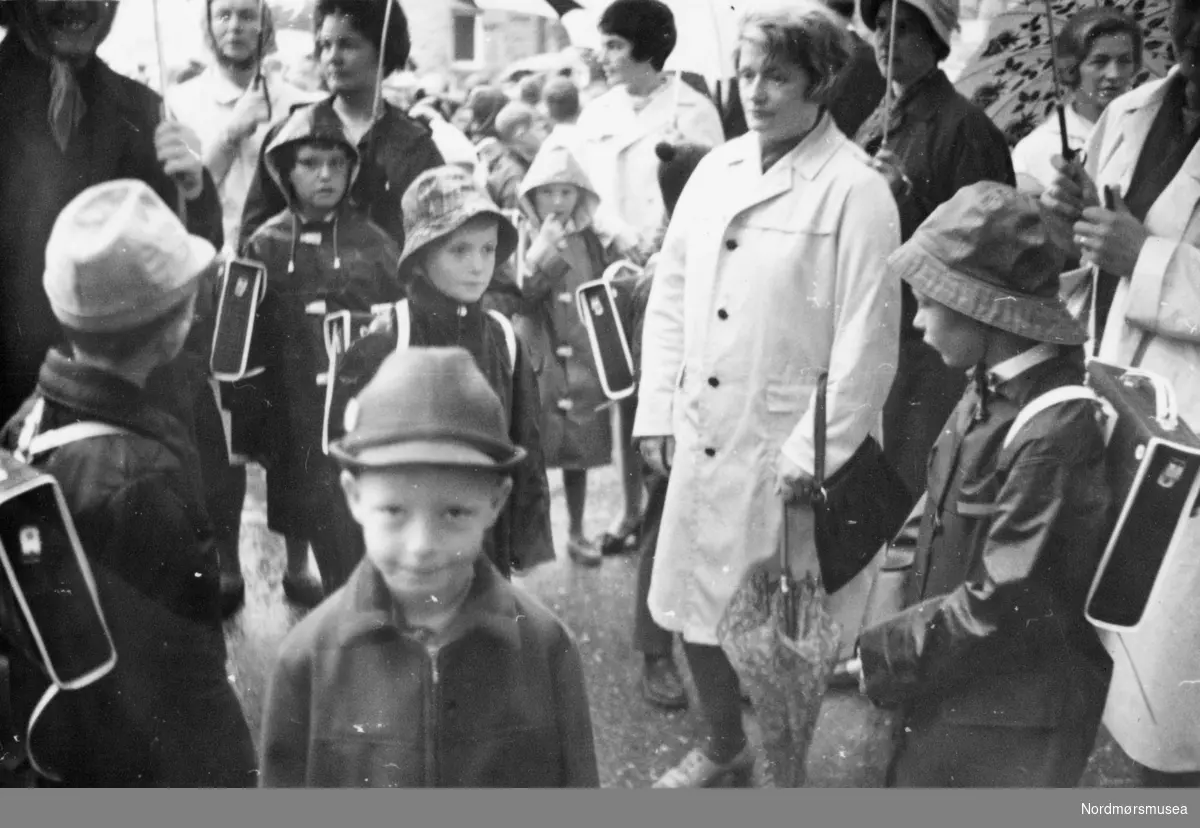 Påført tekst: "1. skoledag 1967." Arkivskaper av fotografiene KMb-2023-022.0012-0042 er Berit Trondsborg Røsberg og kommer fra Allanengen skole. Samlingen er gitt av Kristiansund skolemuseum/Kristiansund kommune.