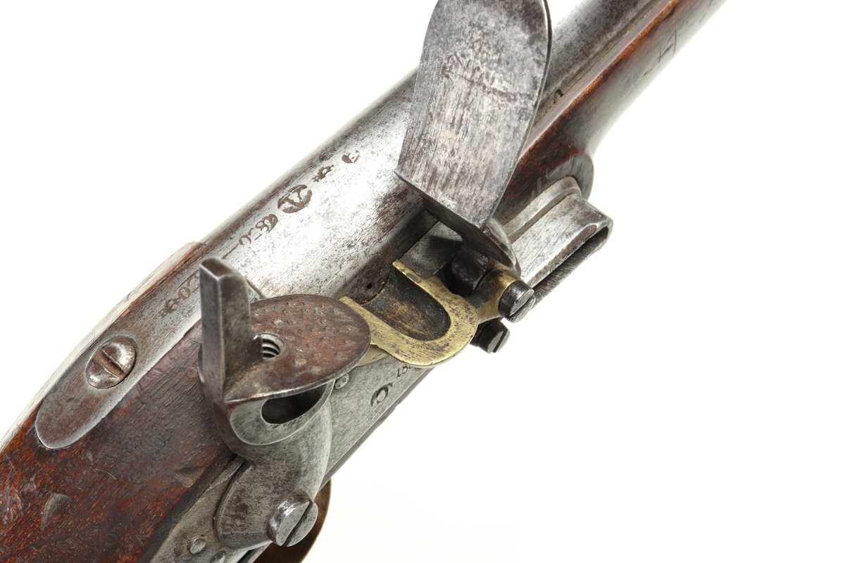 Flintlåspistol bestående av helstock med näsband, varbygel, sidoplatta och kolvkappa i mässing. Låset är av stål, förutom fängpannan som är i mässing. Pipan är slätborrad med en diameter på 17,6 mm. På pipan står instämplat "W 1830-1830", samt "A"
Inskrivet i huvudkatalogen 1974.