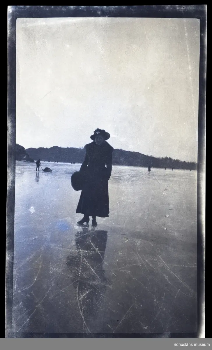 Vinterklädd person ståendes på isen.