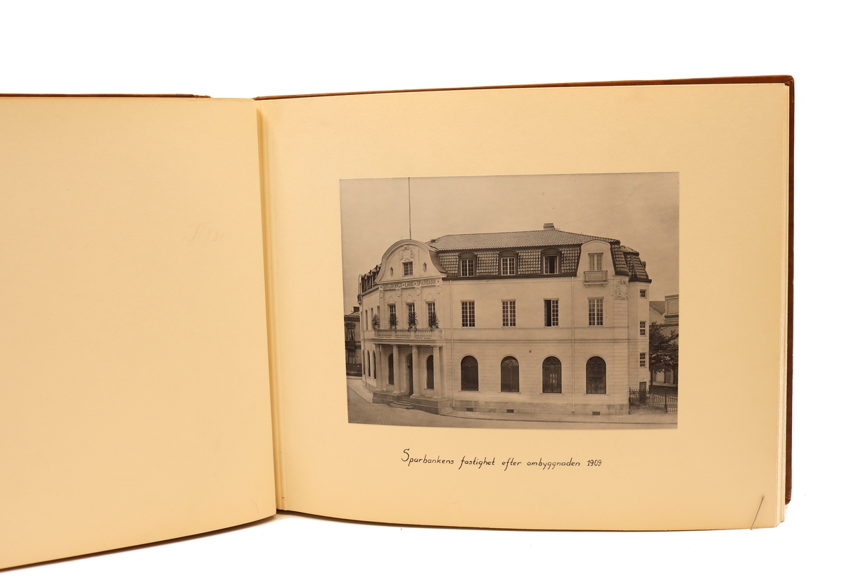 Diverse bilder från Gefleborgs läns sparbanks verksamhet på kyrkogatan 33 i Gävle. Mellan åren 1903 - 1947.
