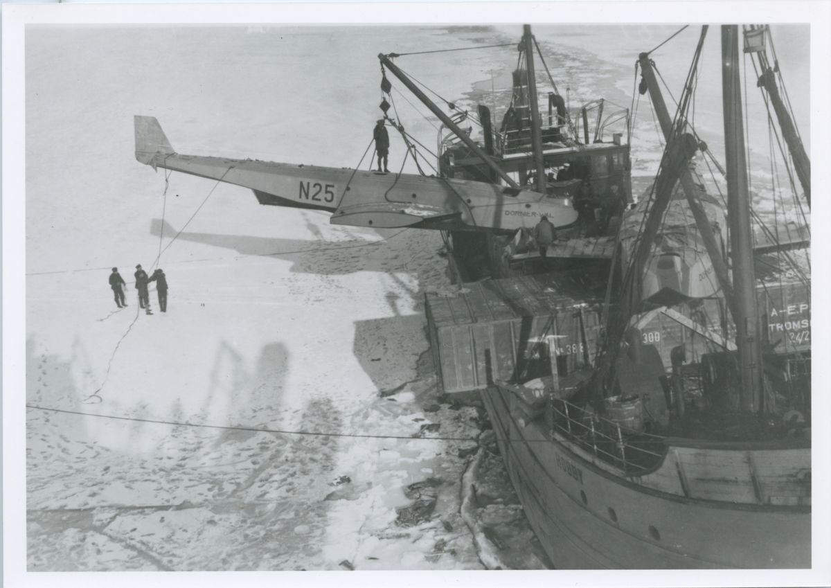 Flybåten på Hobby Bilder fra album som tilhørte Johan Mattson. Fotograf er Amundsens medbrakte fotograf(ukjent navn)