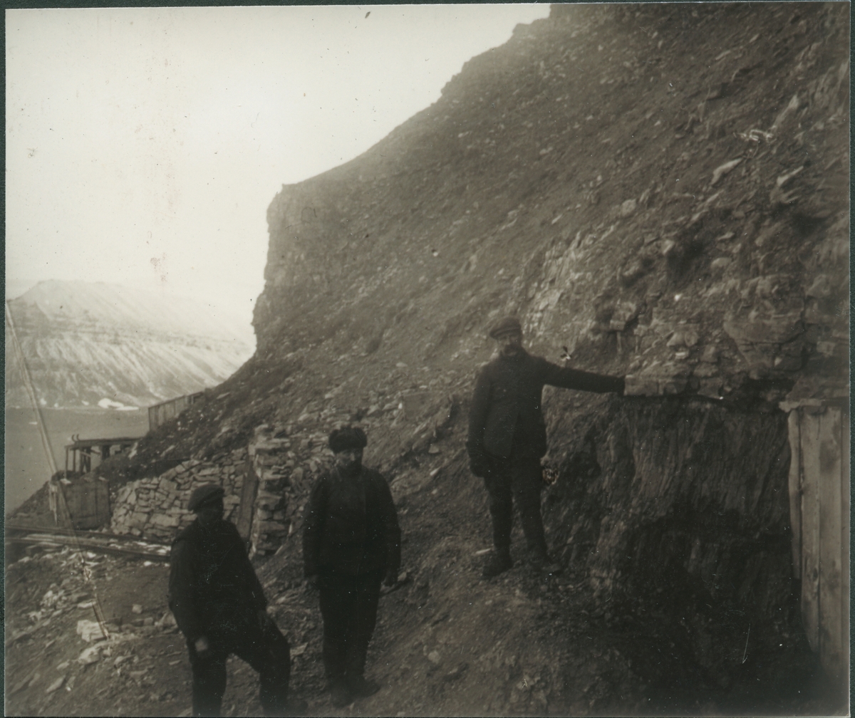 Avdekning av kull ved gruve 1. Kullet ligger lett tilgjengelig. 1916