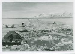 Amundsenekspedisjonen 1925. Råken holdes åpen. Bilder fra al
