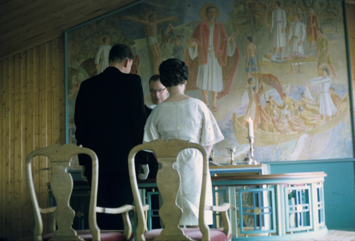 Brudeparet Amund og Catherine Bjelland vies i Svalbard Kirke i juni 1968. Presten var Samson Vik.