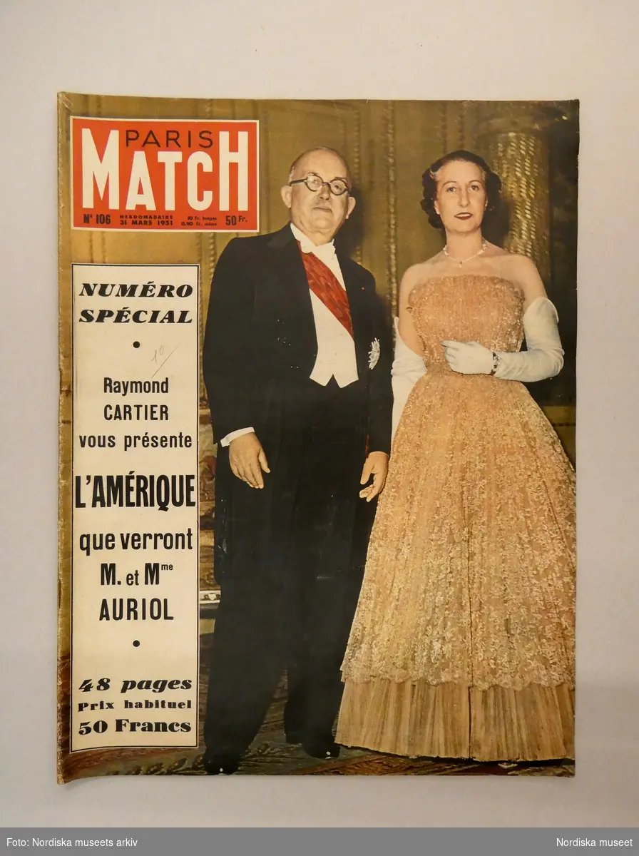 Omslaget för tidningen Paris Match 31 mars 1951.Den samtida franska presidentfrun Madame Auriol iklädd en likadan modell (som Susanne Palmstiernavann på lotteriet hos Nordiska Kompaniet 1950), beställd och uppsydd hos Christian Dior.