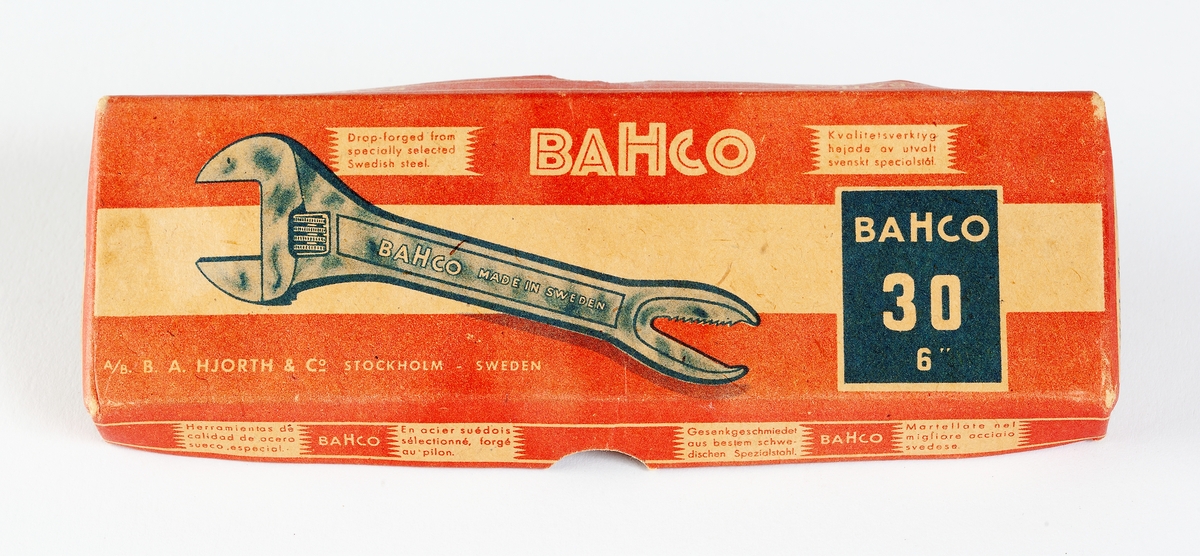 Förpackning av kartong vari det legat en skiftnyckel (UM19844a). PÅ locket en bild av skiftnyckel. I lockets insida Bahcos produkter.
