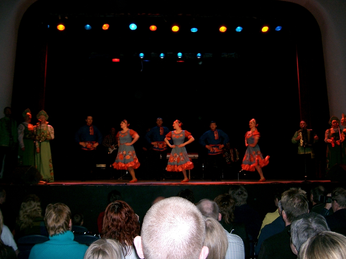 Kulturutveksling i Longyearbyen. Russiske artister på scenen.