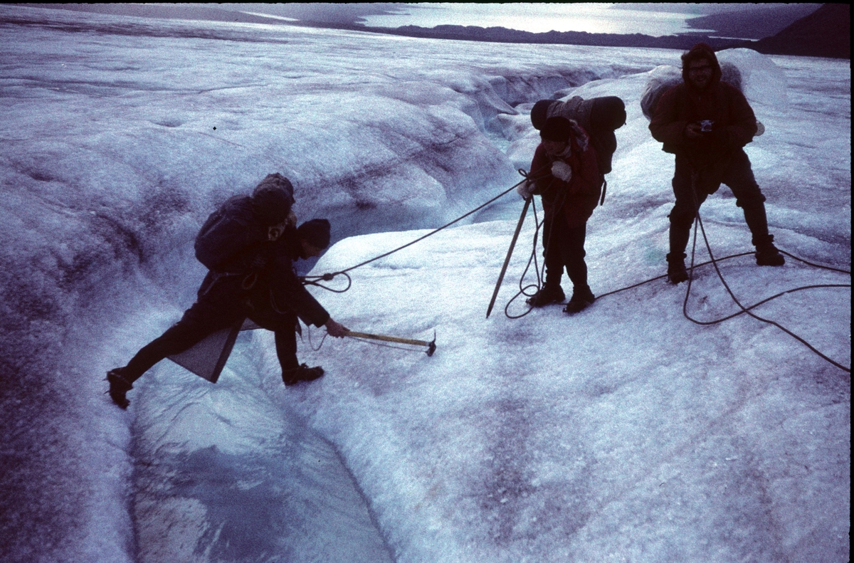 På vei over Fridtjofbreen Bilder fra Marianne Gjørv. Faren,Odd E. Gjørv hadde sommerjobb for Norsk Polarnavigasjon(oljeleting) sommeren 1961.