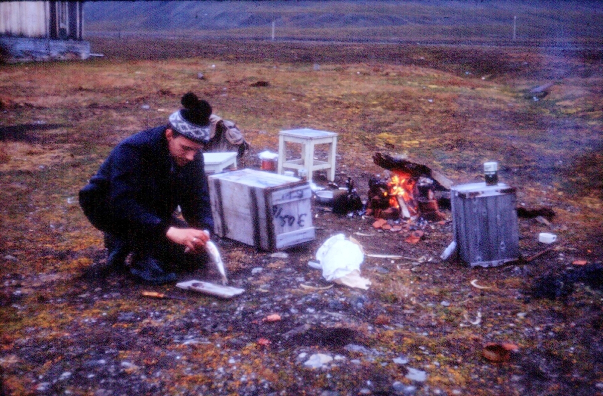 Klargjøring av fisk for røyking. Bilde fra Bjørnar Nilsen, sønn av stiger Johannes Nilsen Støpseth som kom opp i 1948 og var her i 40 år.