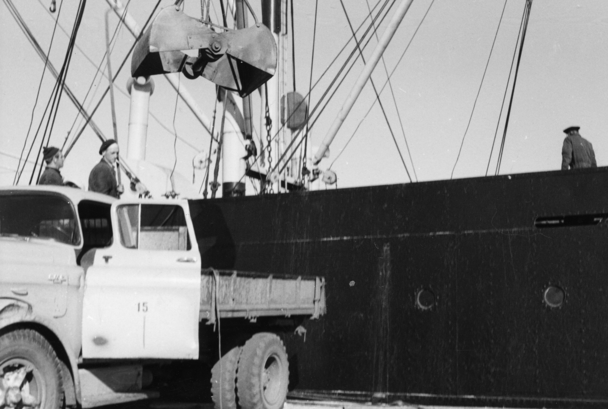 Lastebil på Gamlekaia. Kjøde-båt ved kaia. Ca.1958