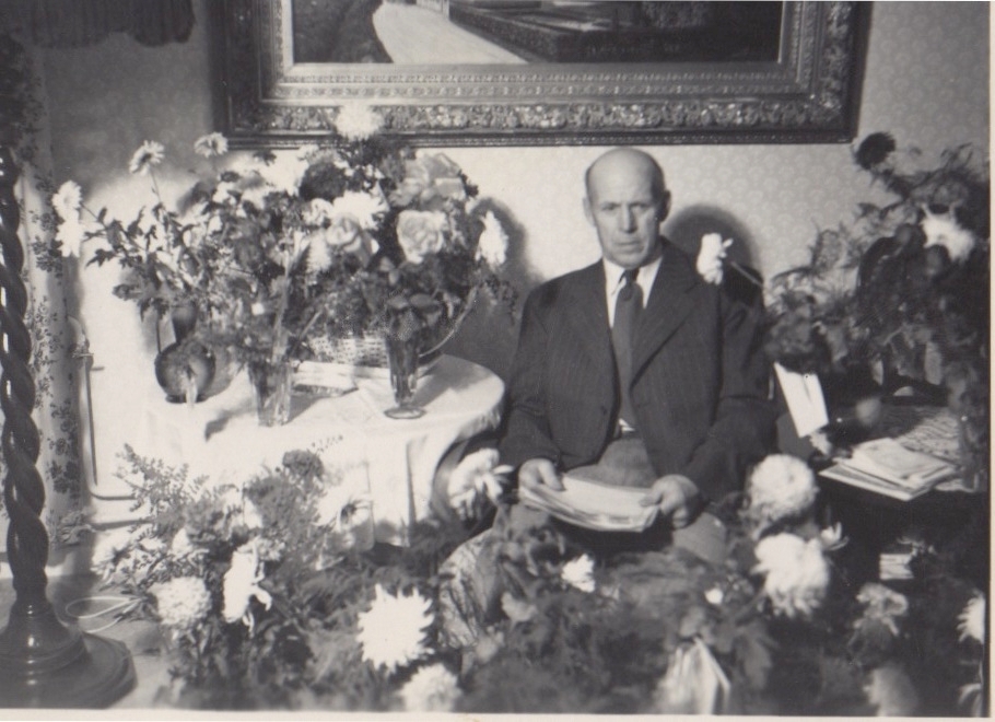 Axel Johansson fyller 60 år och uppvaktas med blommor, Labacka Lund 1955.
