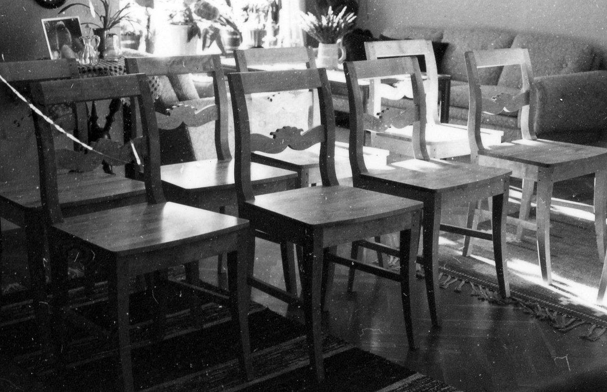 Dokumentation av stolsnickaren Tryggve Hansson, Nissaryd inför stolutställningen 1984-85.

Foto 1, 2, 3, 4, 8, 9 Färdiga stolar i björk.
Foto 5-6 Betsad stol med stoppad sits.
Foto 7 Golvklocka tillverkad av Tryggve Hansson.
Foto 10-11 Tryggve Hansson i sin verkstad.
Foto 12 Hemmagjord planslip.
Foto 13 Färdiga halvfabrikat.
Foto 14 Hemmagjord bandsåg.
Foto 15 Hyvel och fräs.
Foto 16 Torkskåp för virket.
Foto 17 Exteriörbild av verkstaden.
Foto 18 Utsikt norrut från gården.
Foto 19 Boningshuset.