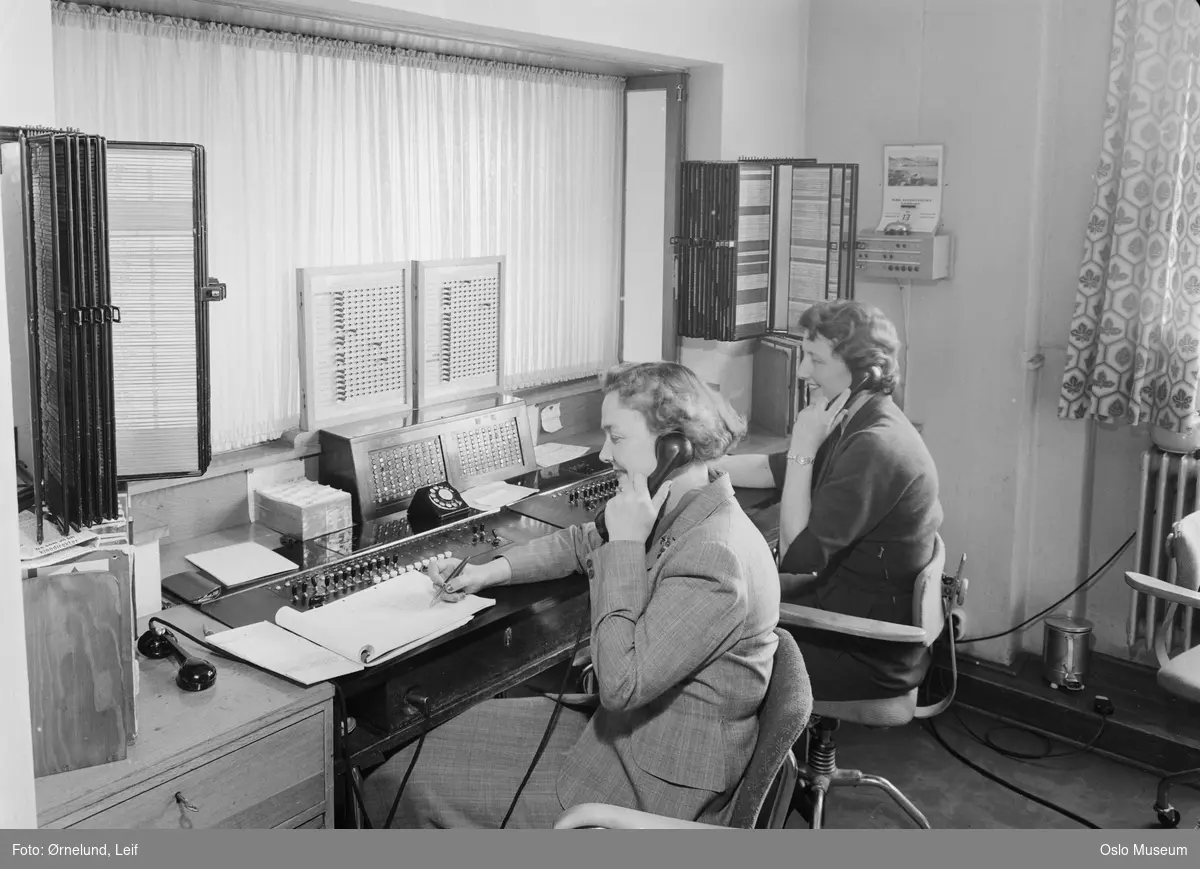 Standard telefon- og kabelfabrikk, interiør, sentralbord, telefoner, kvinner