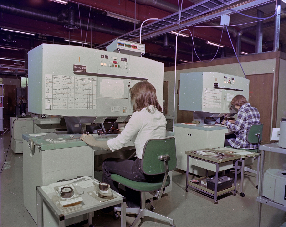 Arbeid ved printere i Schrøders fotolaboratorium