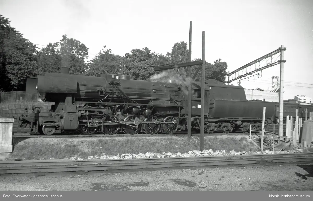 Damplokomotiv type 63a nr. 5855 på Kristiansand stasjon
