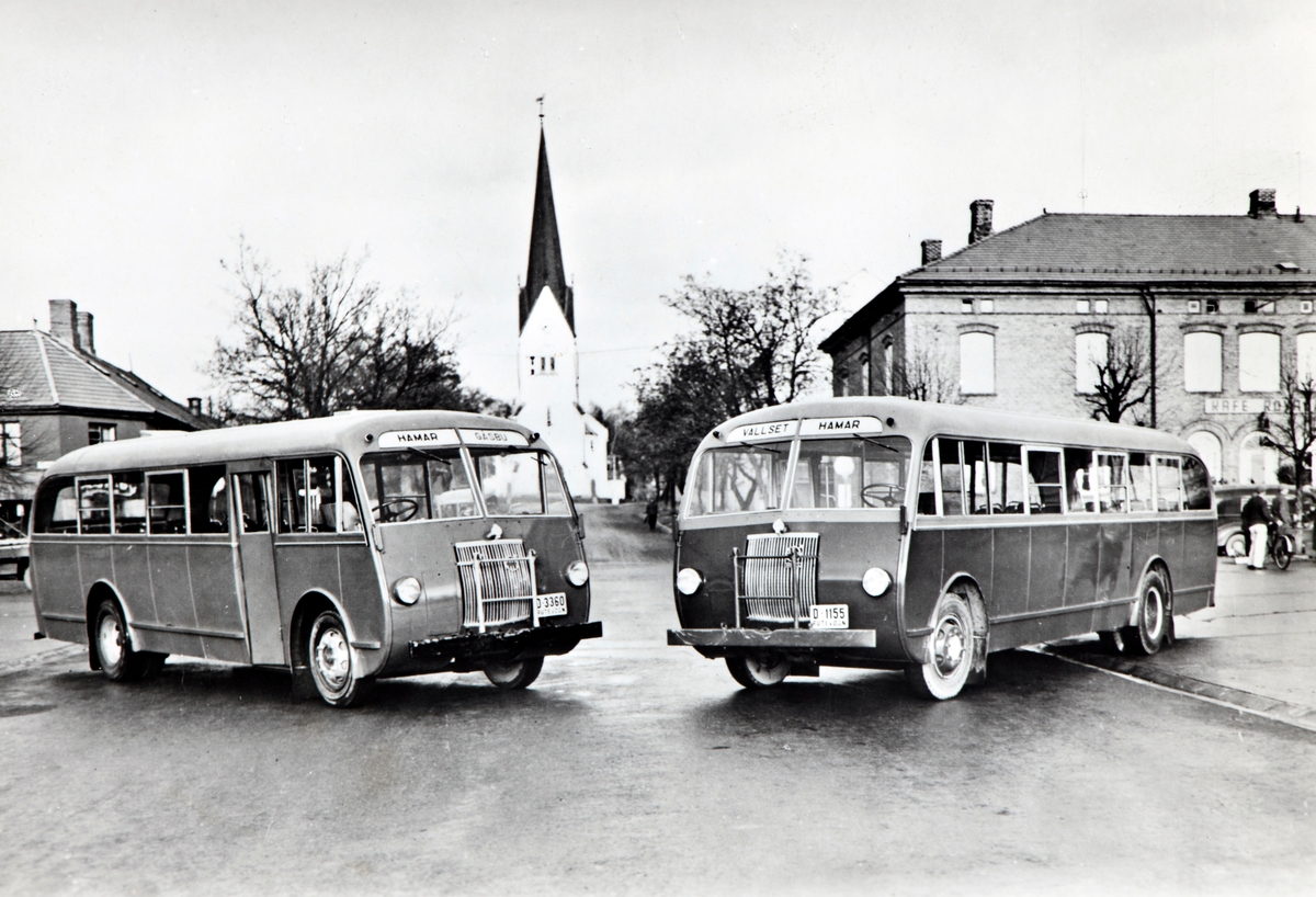 Busser, Volvo, reg. nr. D-3360, Hamar- Gåsbu og D-1155, Vallset-Hamar. Rutevogn. Stortorget, Hamar. D-3360 tilhørte Peder Sandlie, Hamar. D-1155 tilhørte Condrad Pedersen, Romedal. Disse eierene var senere med på å danne Hamar og Omland Bilruter, HOB  i 1950.