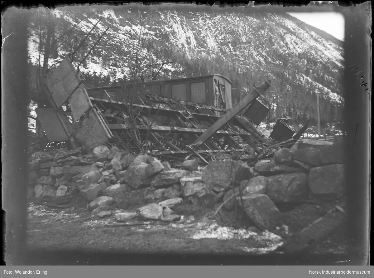 Ødelagte vogner på Rjukanbanen. Vognene har blåst av sporet på grunn av sterk vind rett vest for Miland stasjon. En passasjervogn og en kasse til tankvogn er ødelagt.