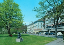 Postkort, Hamar, Strandgateparken, skulptur: "Sittende kvinn