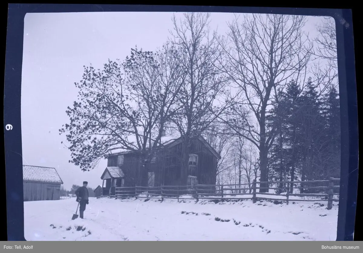 Person ståendes på en snötäckt gård.