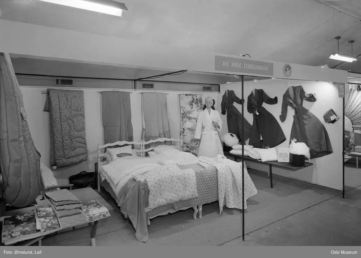 Tekstilmessen, interiør, utstilling, stand, a.s. Møre Tekstilfabrikk, sengetøy, tepper, morgenkåper