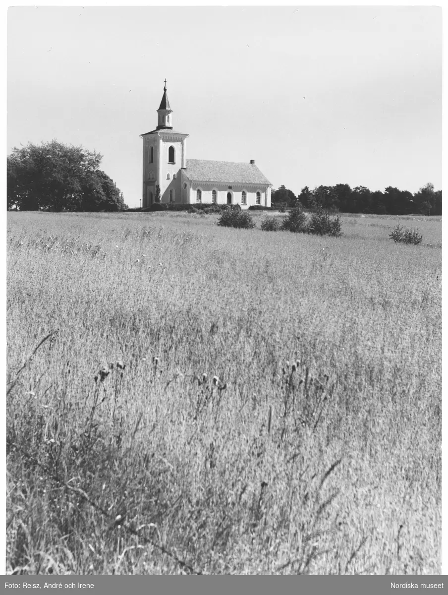Västergötland. Landskap med Otterstads kyrka från 1800-talet i bakgrunden.